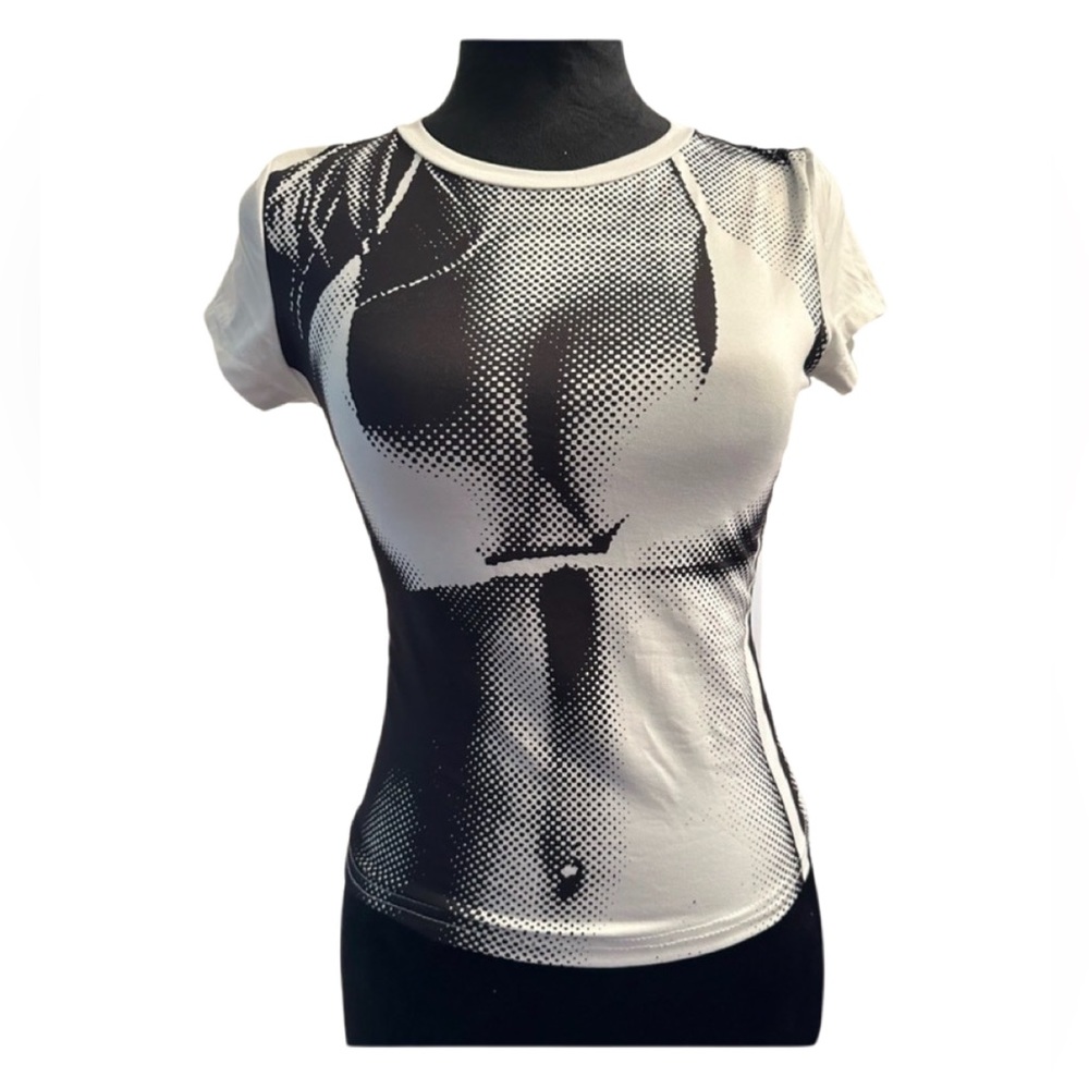 NWT! Black and white fitted print t-shirt. Size M. Fits like an extra sm…